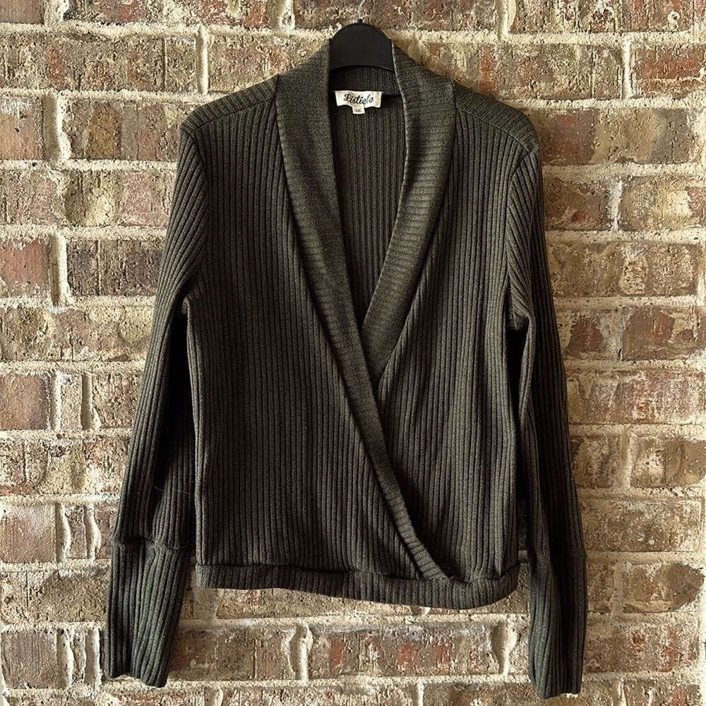 Lightweight v-neck long sleeve shirt